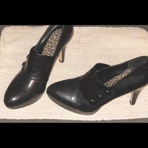 Black Franco Sarto black dress pumps. 10
